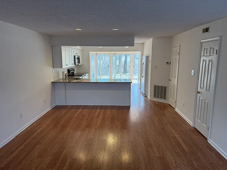 346 New Market Ct — Photo 4