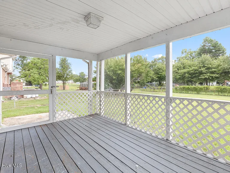 105 Valley Ct — Photo 18
