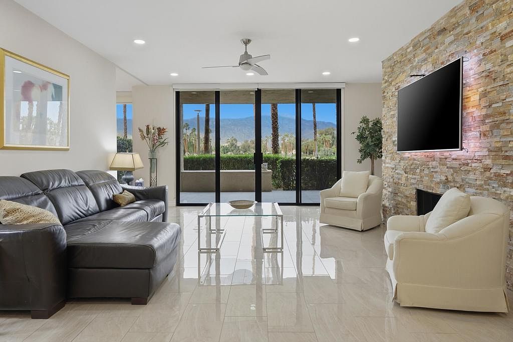 910 Island Dr APT 114