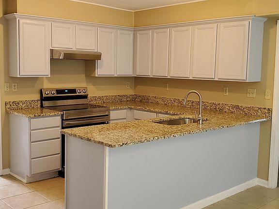 4th image of 852 Tropicana Dr E
