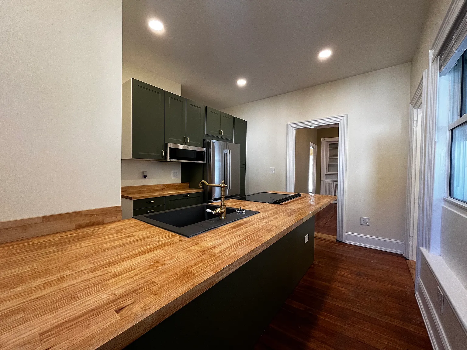 3 bed, 1.5 bath, 1223 sqft, $4,200 — Photo 3