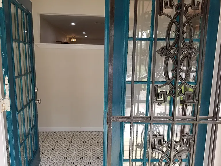 6830 Greenhurst St — Photo 2