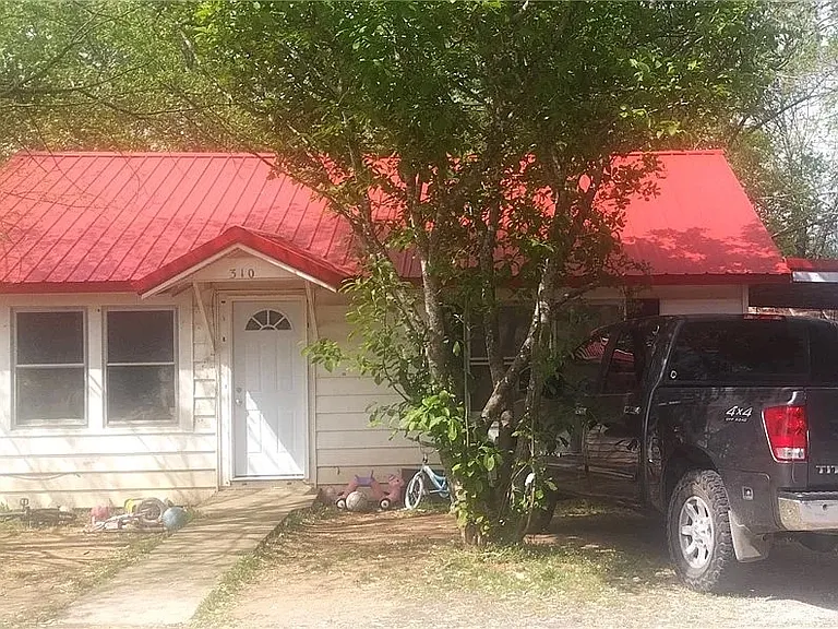 310 Drake Ave — Photo 1