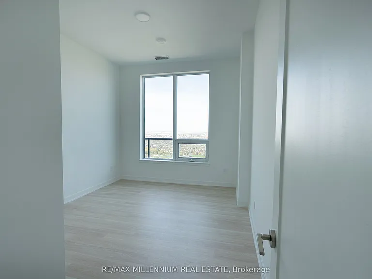 5105 Hurontario St #Penthouse 2 — Photo 11