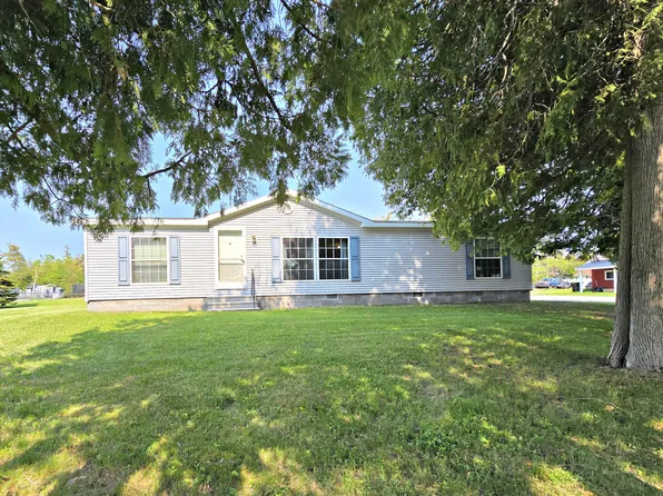 106 Hazel St, Saint Ignace, MI 49781
