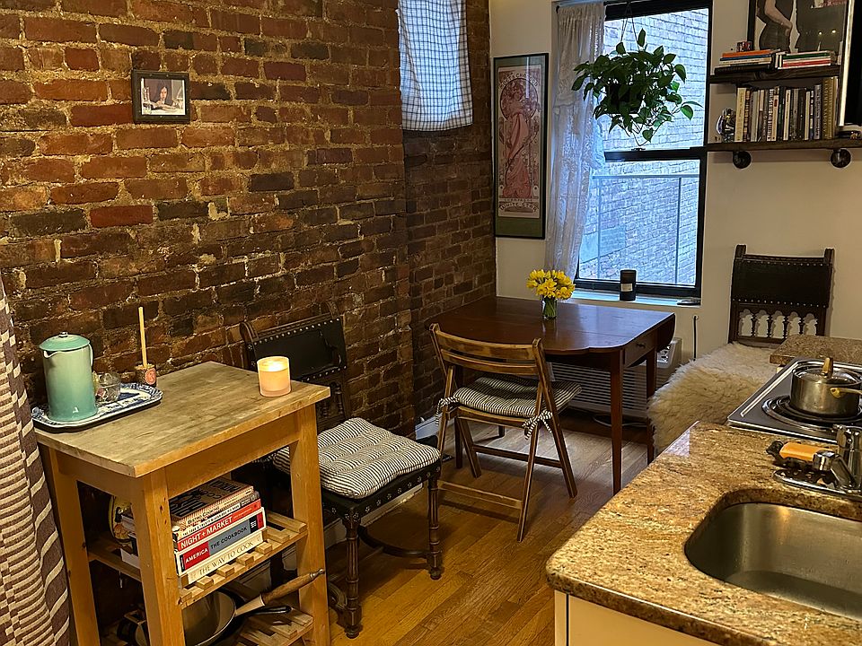 2nd image of 225 E 5th St APT 3AR