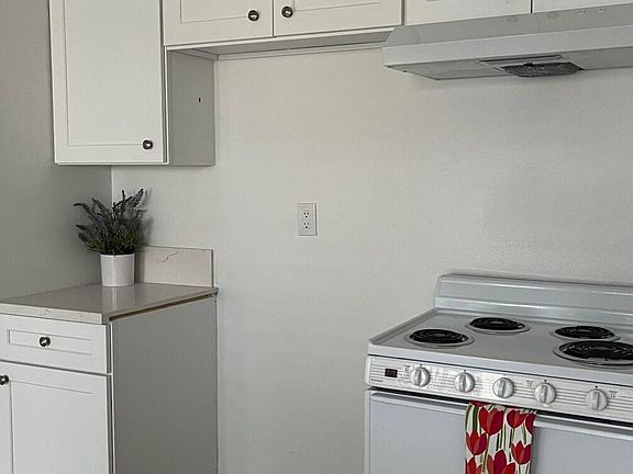 3rd image of 5547 Yarmouth Ave #11