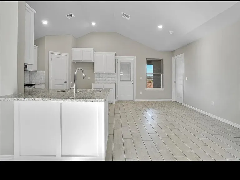 2043 SW 45th St — Photo 6