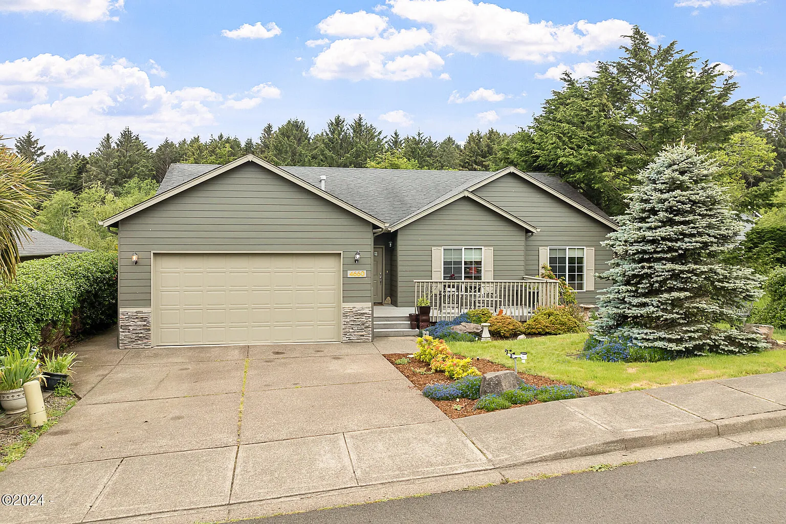 4660 NE Union Loop photo 1