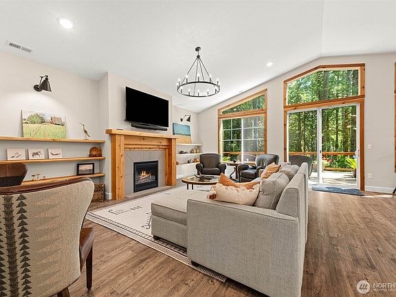 5th image of 632 E Pointes Drive W