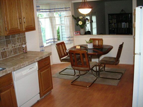 Eat-In-Kitchen