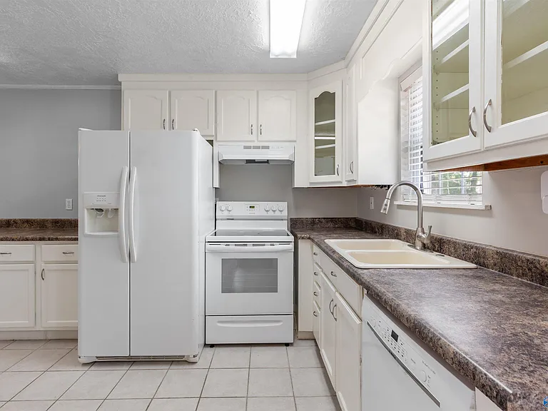 2406 Yorkshire Dr SW — Photo 15
