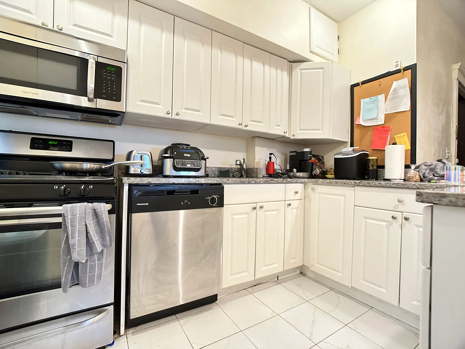 3 bed, 999 sqft, $5,040 — Photo 2