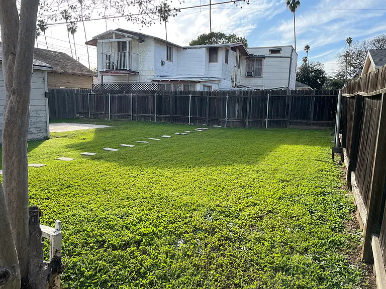 155 S Grand Oaks Ave — Photo 25