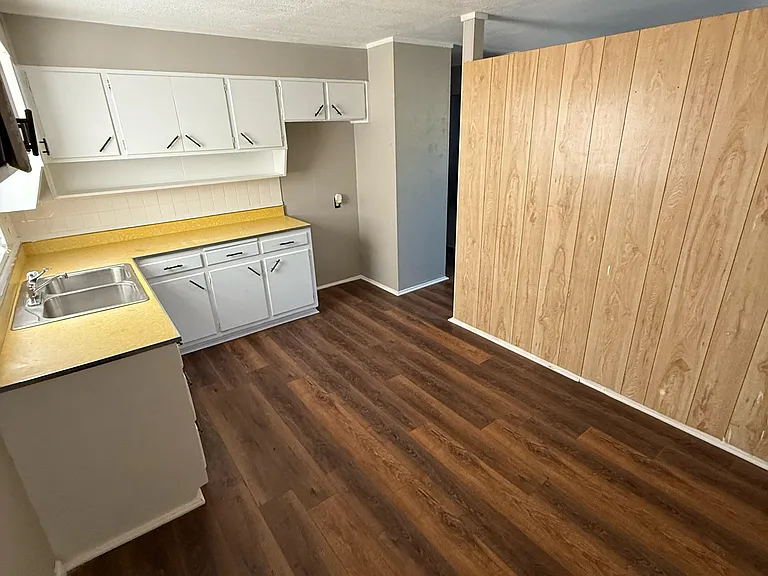 2719 S Fairfield St — Photo 2