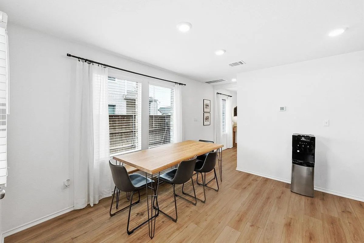 3 bed, 2.5 bath, 1646 sqft, $1,700 — Photo 2