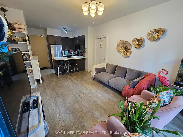 30 Roehampton Ave #403 — Photo 4