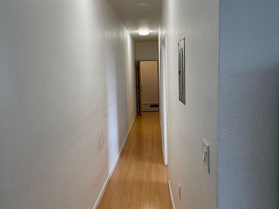 It has a loooooong hallway! :)