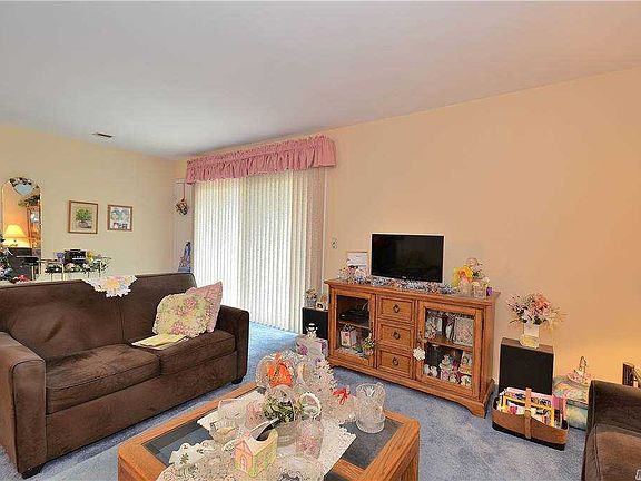 3rd image of 169 Cambridge Dr E