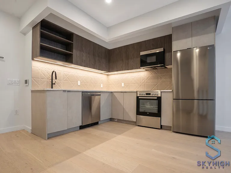 37-25 32nd St #5D — Photo 2