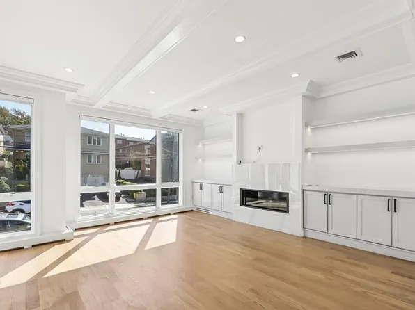 309 7th St #A, Palisades Park, NJ 07650