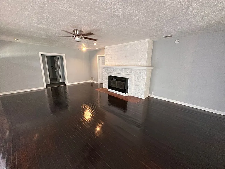 211 W Holland St — Photo 2