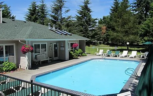 Emerald Pointe Apartments — Photo 3