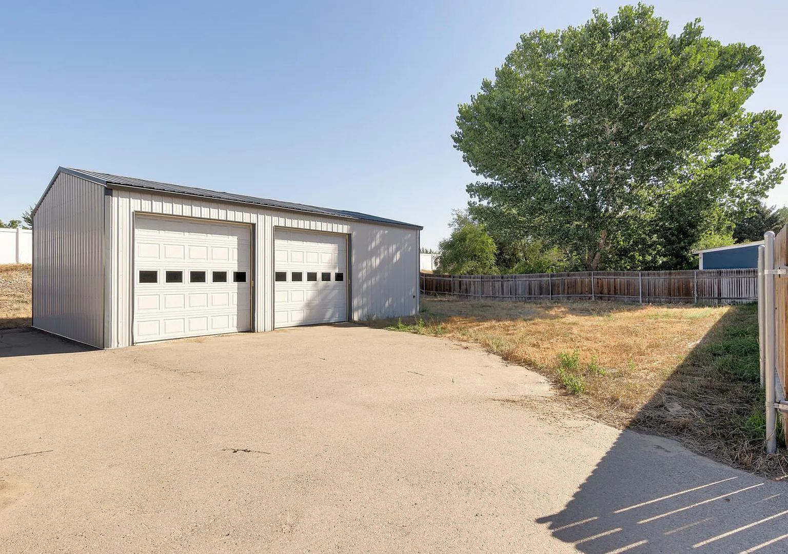 3BD Home on an Oversized Lot with a Standalone SHOP!! — Photo 2