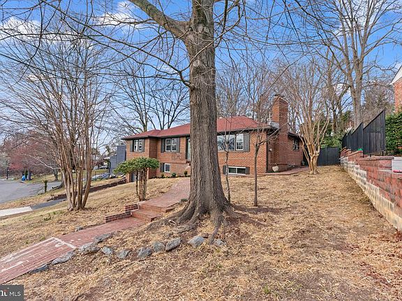 2nd image of 2402 Fairlawn St