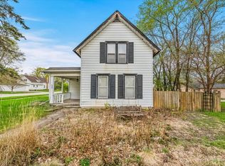 303 N Grove St, Carpentersville, IL 60110