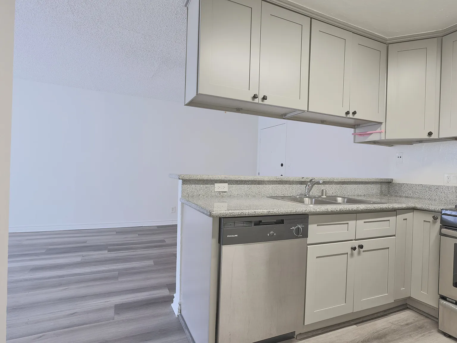 943 Elden Ave — Photo 3