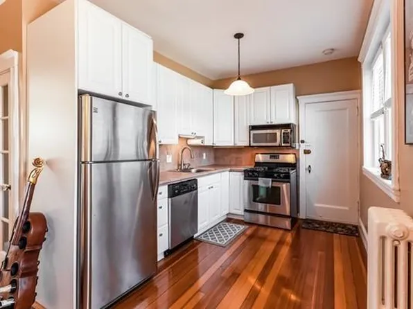 429 Washington St APT 4, Brookline, MA 02446