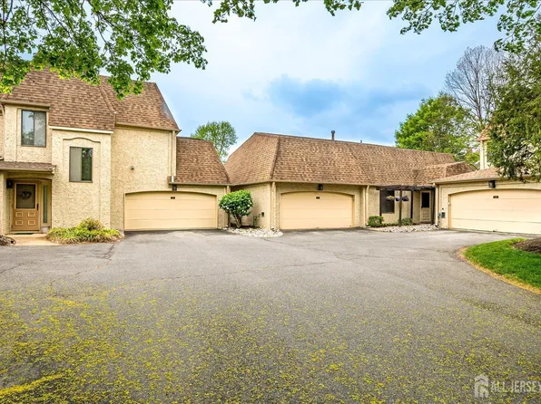 13 Carriage Pl, Edison, NJ 08820