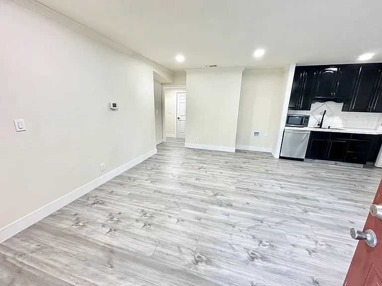 1103 N Maple St — Photo 4