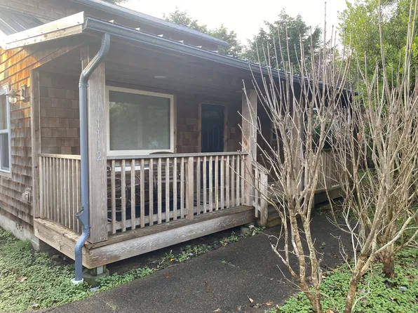 1112 SW 12th St, Lincoln City, OR 97367