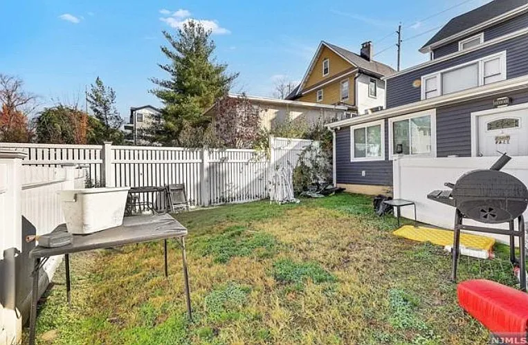 3 bed, 900 sqft, $2,350 — Photo 2
