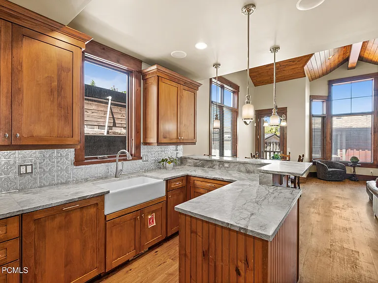 320 Woodside Ave — Photo 8