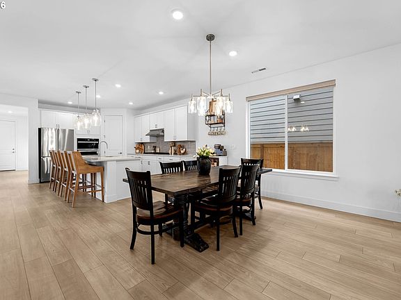 5th image of 27143 SW Trillium Ln