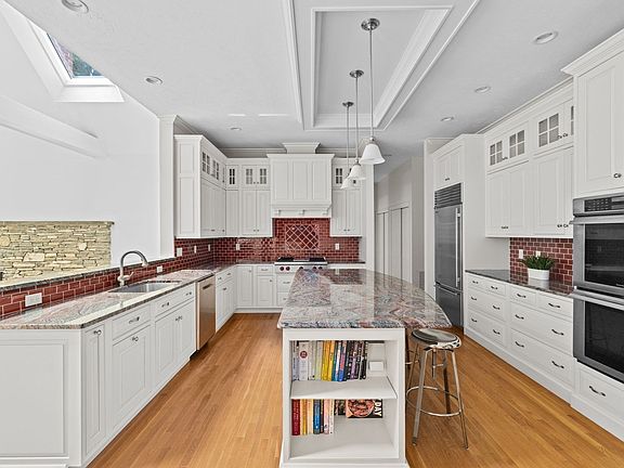 5th image of 105 East St