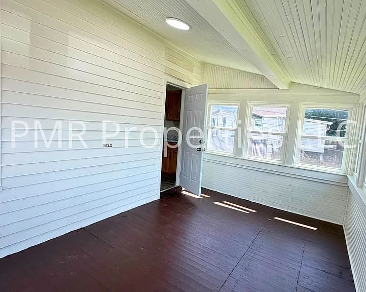 3906 Terrace Ave — Photo 4