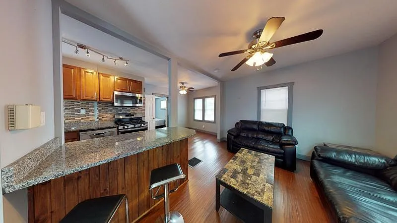 5 bed, 2.5 bath, $3,250 — Photo 2