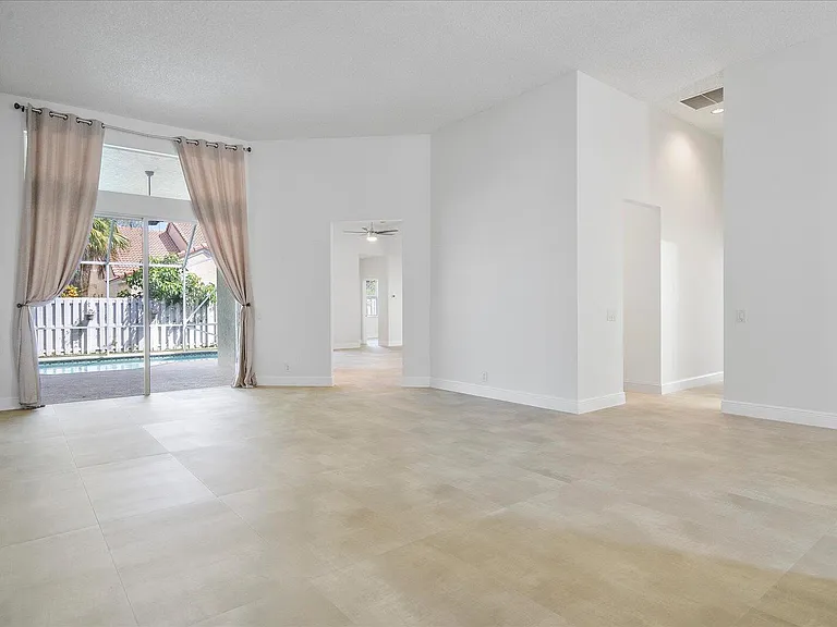 970 Greenwood Rd — Photo 10