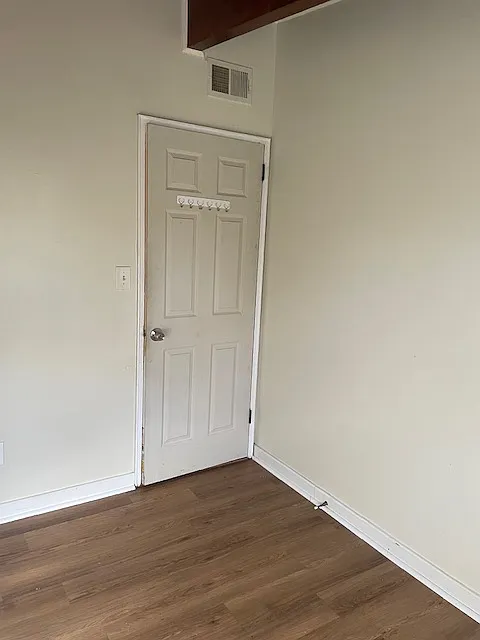 3 bed, 750 sqft, $2,100 — Photo 2