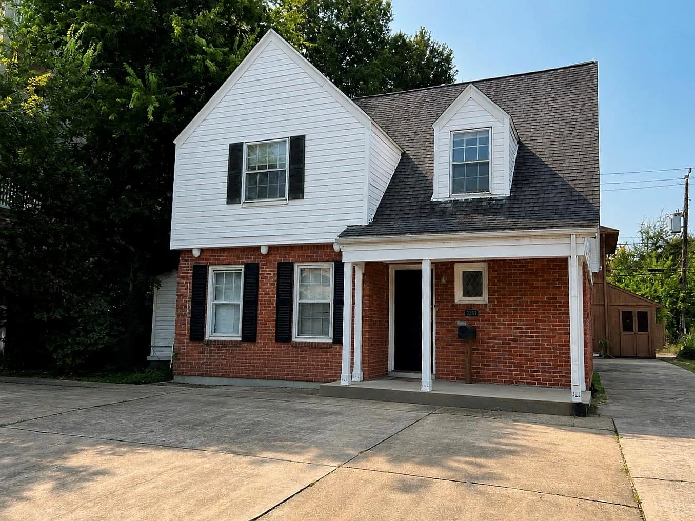 3 bed, 1.5 bath, 1861 sqft, $2,000 — Photo 2