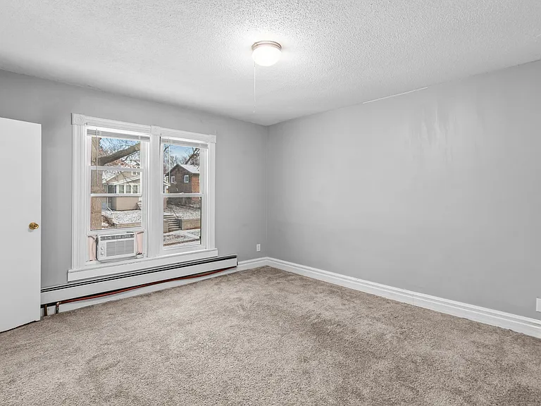 Hyacinth Ave E — Photo 2