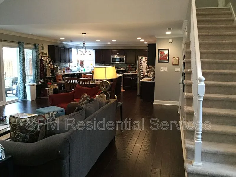 4 bed, 2.5 bath, 2217 sqft, $2,200 — Photo 3