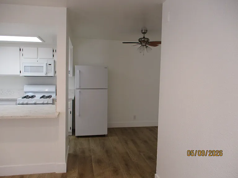 631 E Elk Ave #8 — Photo 10