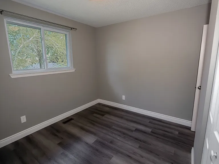 80 Kipling Cres — Photo 16