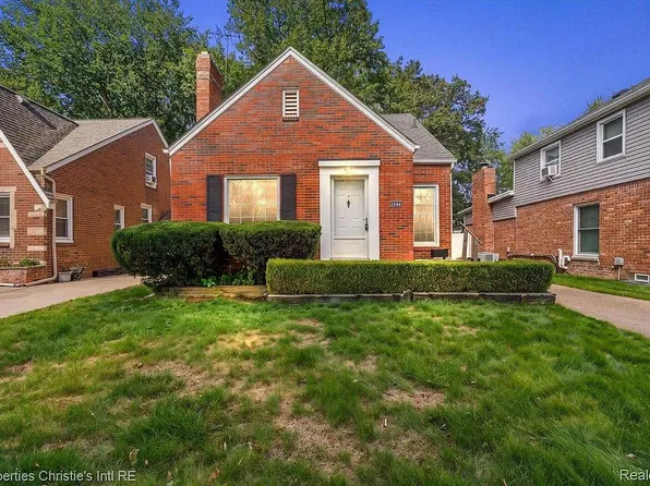 1544 Hampton Rd, Grosse Pointe Woods, MI 48236