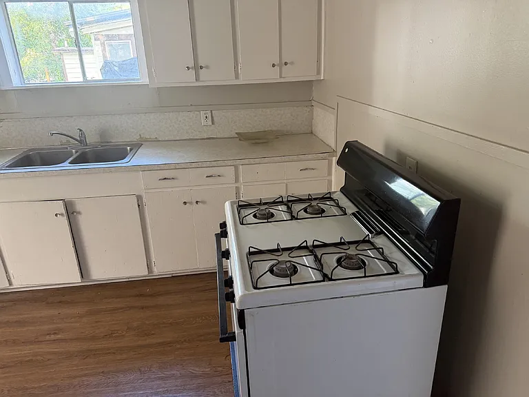 1750 E Commerce St — Photo 8